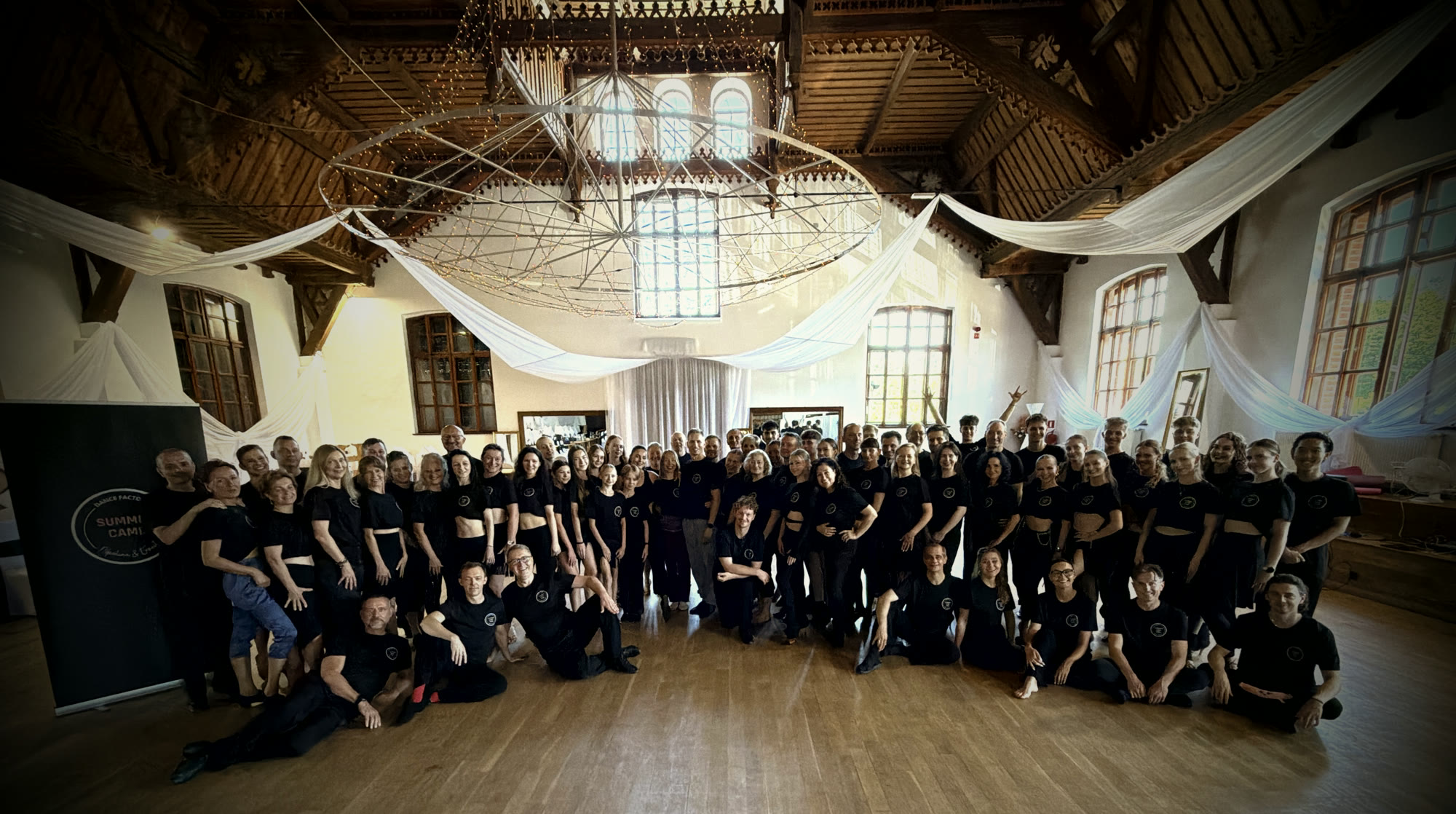 Grupa Summer Camp Dance Factory w zabytkowej sali z drapowaniami