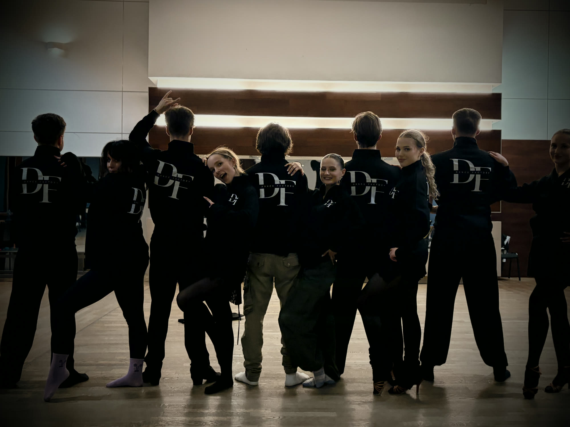 Zespół Dance Factory w klubowych bluzach z logo DF na sali treningowej