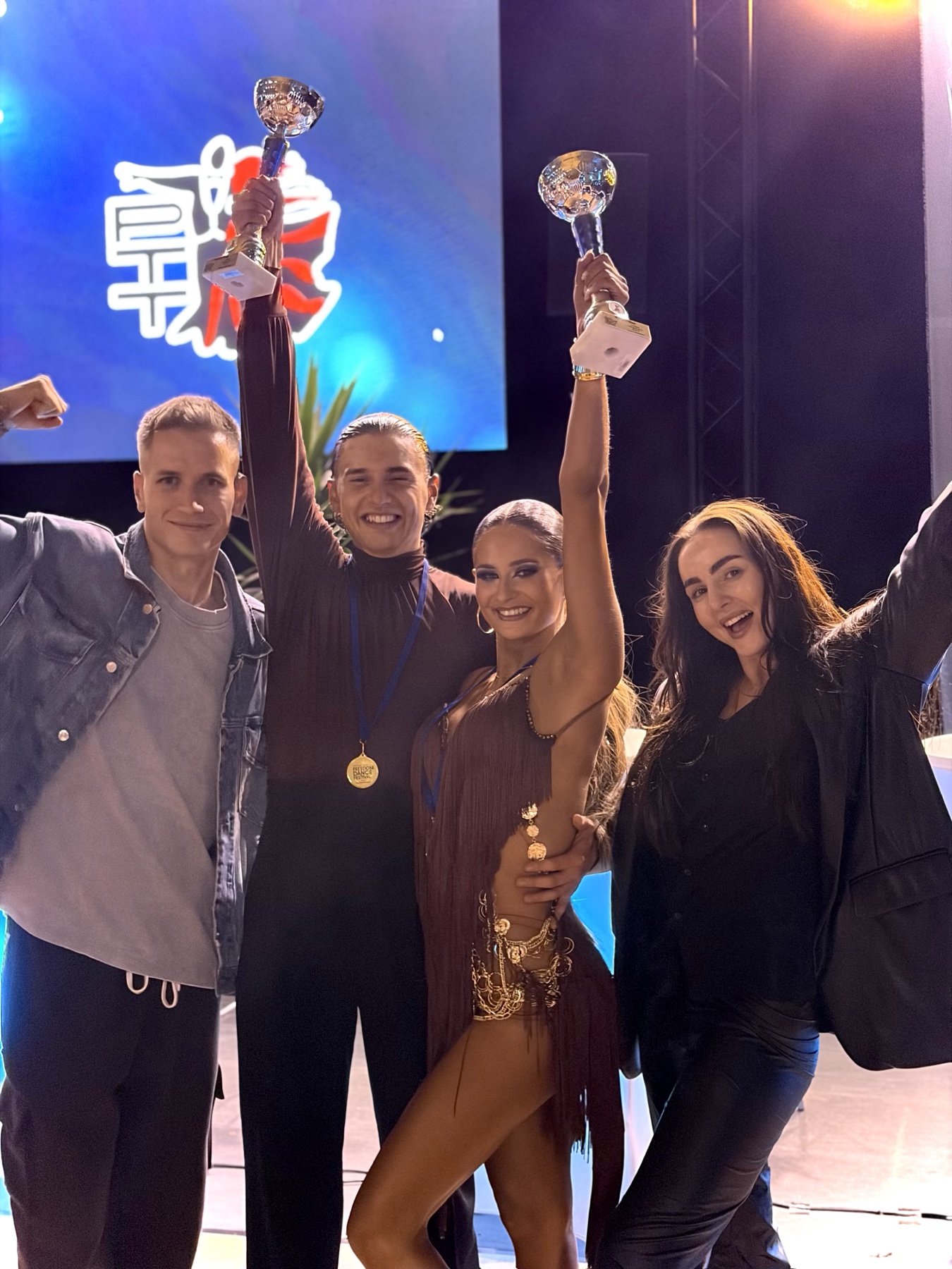 Para Dance Factory z pucharami i medalem po turnieju tańca sportowego