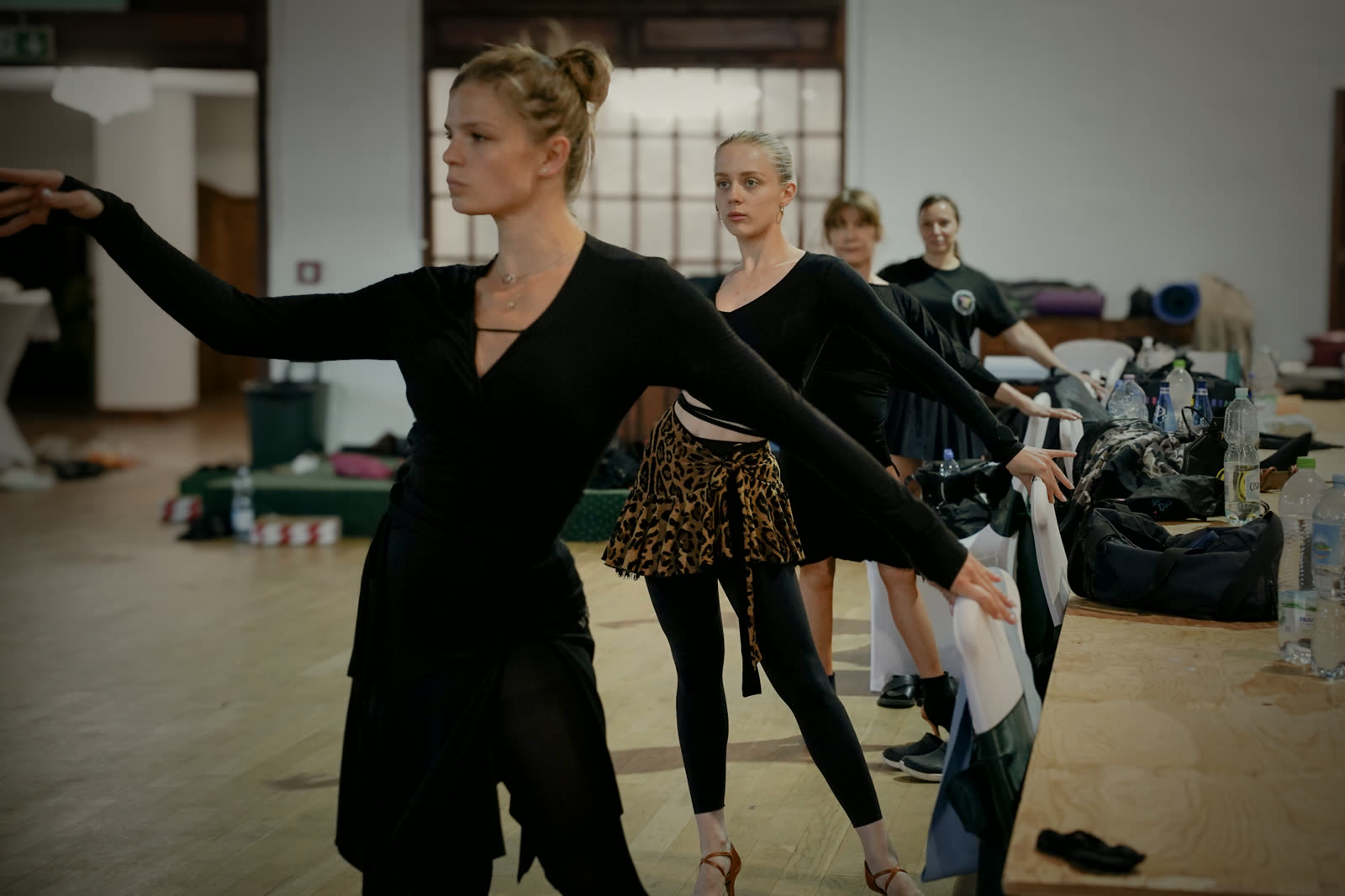 Trenerka Dance Factory prowadzi zajęcia taneczne dla grupy